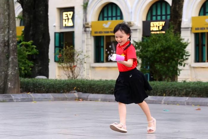 Giữa không gian náo nhiệt, khoảnh khắc hồn nhiên của em nhỏ trong một góc riêng hiếm hoi