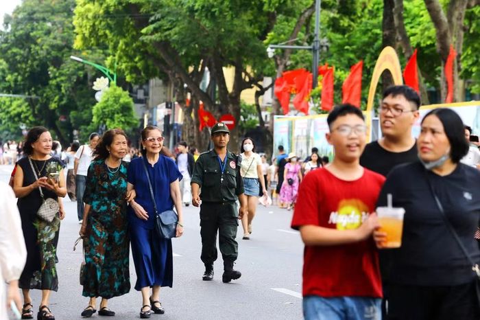 Lực lượng bảo vệ an ninh thuộc Công ty Tháng 8 – Công an Hà Nội có mặt tại khu vực Hồ Gươm, phối hợp bảo đảm an ninh, an toàn cho người dân và du khách