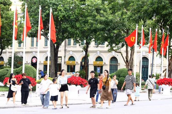 Nhiều gia đình chủ động đến Hồ Gươm từ sớm, kết hợp vui chơi và chờ đón màn pháo hoa vào tối nay