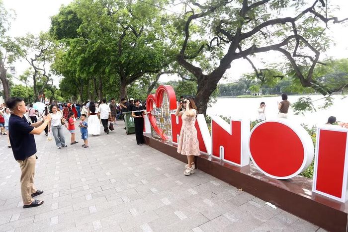 Pano hình trái tim cùng dòng chữ “Hà Nội” nổi bật bên Hồ Gươm, trở thành điểm check-in được nhiều người dân, du khách yêu thích