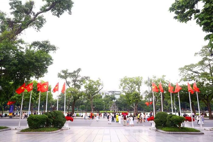 Dòng người tấp nập trên các tuyến phố đi bộ quanh Hồ Gươm trong ngày Quốc khánh 2/9