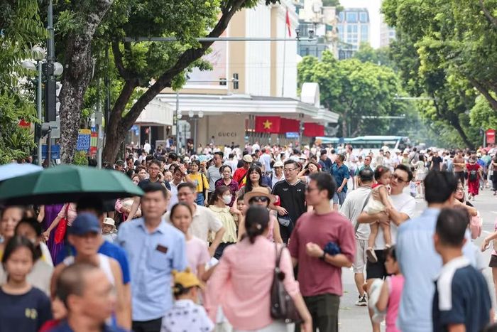 Dù thời tiết oi bức, nhiều người vẫn hào hứng xuống phố tận hưởng ngày nghỉ lễ