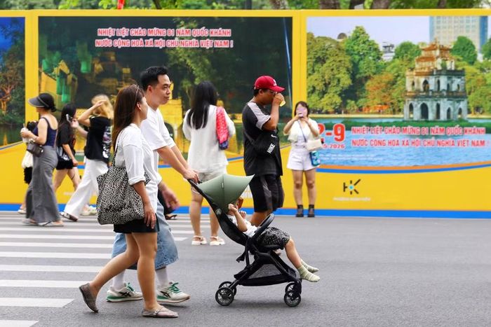 Người dân thong thả tản bộ, tận hưởng không gian phố đi bộ quanh Hồ Gươm