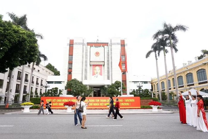 Du khách thập phương tranh thủ ghi lại những hình ảnh đẹp tại Hồ Gươm trước khi kết thúc kỳ nghỉ lễ