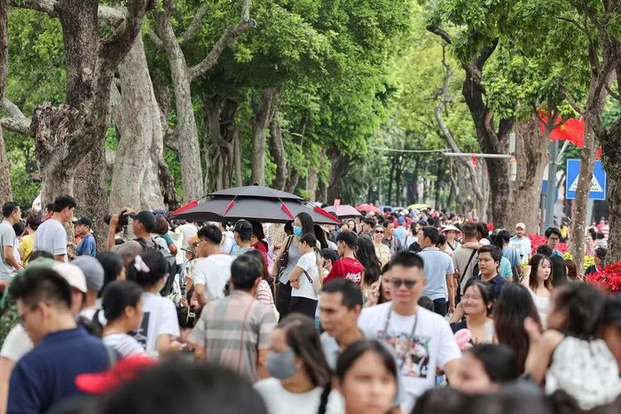 Ven Hồ Gươm chật kín người khi hàng nghìn người dân, du khách tìm về trong ngày nghỉ lễ