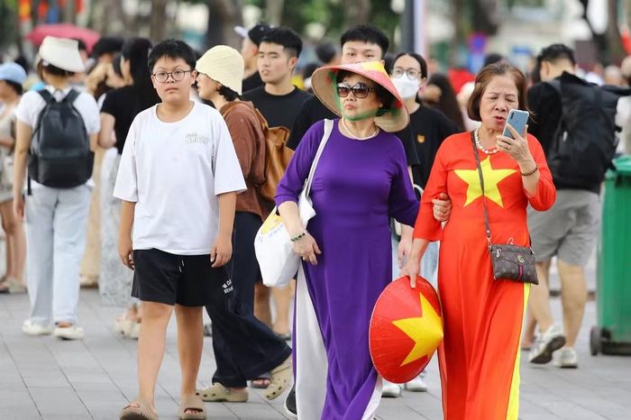 Phố đi bộ Hồ Gươm nhộn nhịp người qua lại, dù thời tiết vẫn oi bức