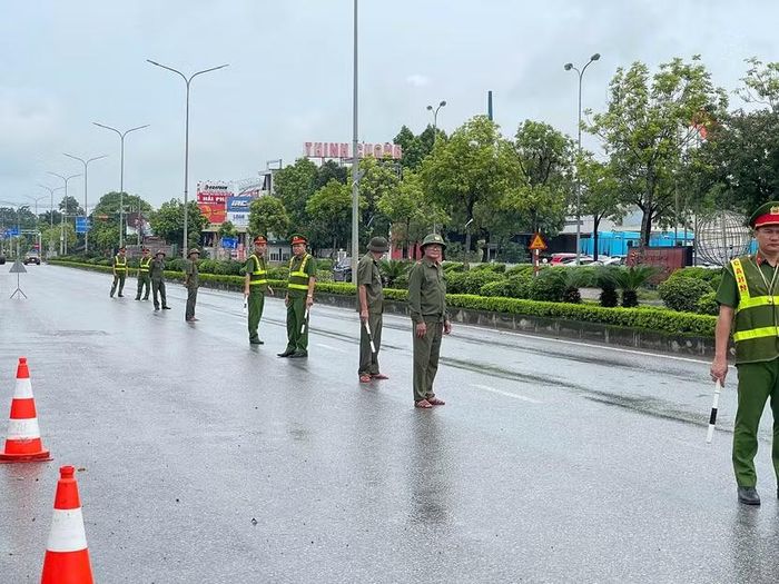 Lực lượng Công an và an ninh cơ sở phường Tùng Thiện hướng dẫn, điều phối giao thông