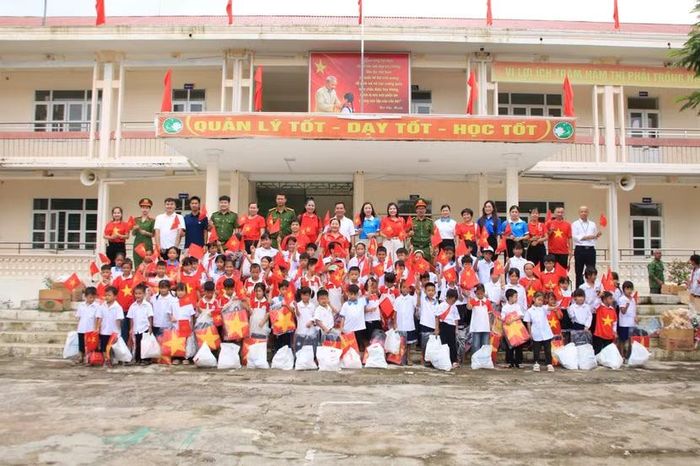 Những suất học bổng, phần quà thiết thực, trở thành điểm tựa tinh thần nâng bước các em học sinh vùng biên tiến vào năm học mới.