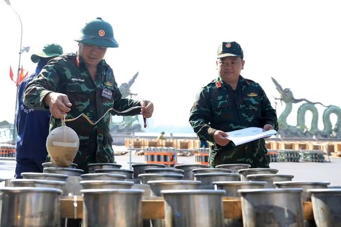 Cán bộ, chiến sĩ Ban Chỉ huy Quân sự phường Tây Hồ tích cực triển khai các phần việc tại trận địa pháo hoa
