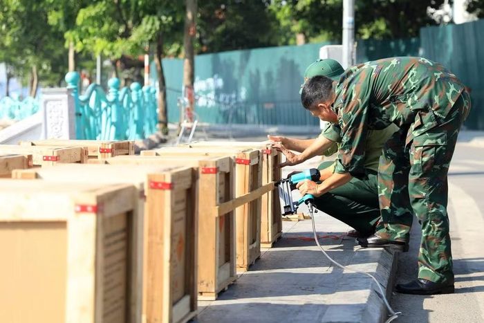 Các lực lượng phối hợp vận chuyển, lắp ráp pháo hoa theo đúng phương án đã được xây dựng