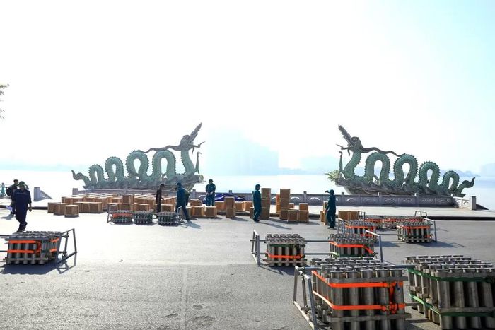 Trong ảnh là trận địa pháo hoa số 5 ở khu vực Vườn hoa Lạc Long Quân