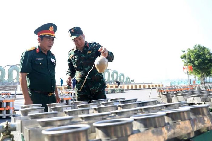 Cán bộ, chiến sĩ tranh thủ hoàn thiện trận địa trước khi trời tối