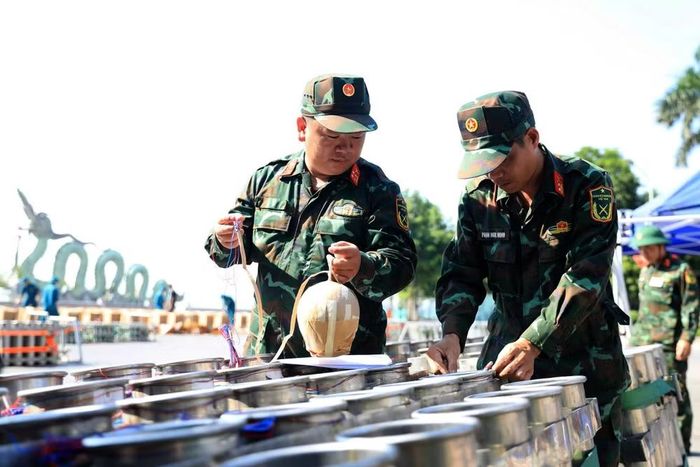 Các giàn pháo hoa tầm cao được đưa vào vị trí, sẵn sàng cho màn trình diễn trên bầu trời Hà Nội