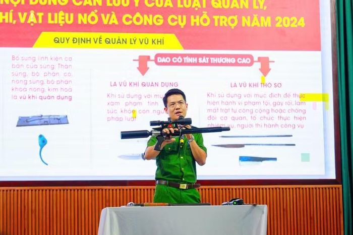 Báo cáo viên truyền đạt cho học sinh, sinh viên các quy định liên quan