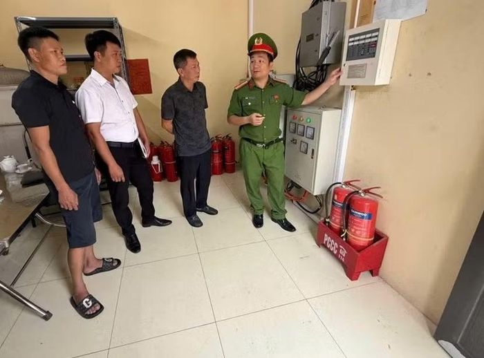 Định kỳ kiểm tra an toàn PCCC và CNCH tại các chợ truyền thống.