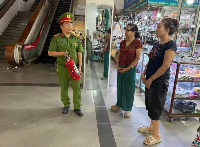 Tuyên truyền, hướng dẫn công tác PCCC và CNCH tại từng gian hàng trong chợ truyền thống