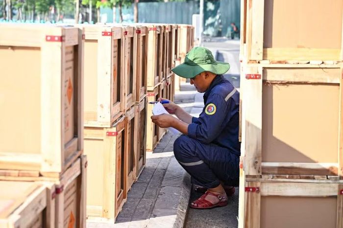 Nhân viên kỹ thuật tỉ mẩn kiểm tra, đối chiếu số lượng, chủng loại pháo theo danh mục nghiêm ngặt trước khi tiến hành lắp đặt.