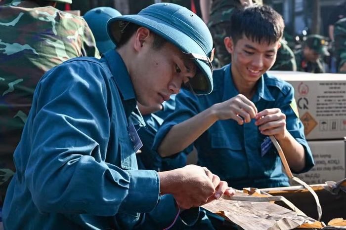  Hai chiến sĩ Dân quân tự vệ cẩn thận đấu nối ngòi nổ, một công đoạn đòi hỏi sự tập trung cao độ để đảm bảo quả pháo nổ đúng thời điểm, đúng kịch bản. 