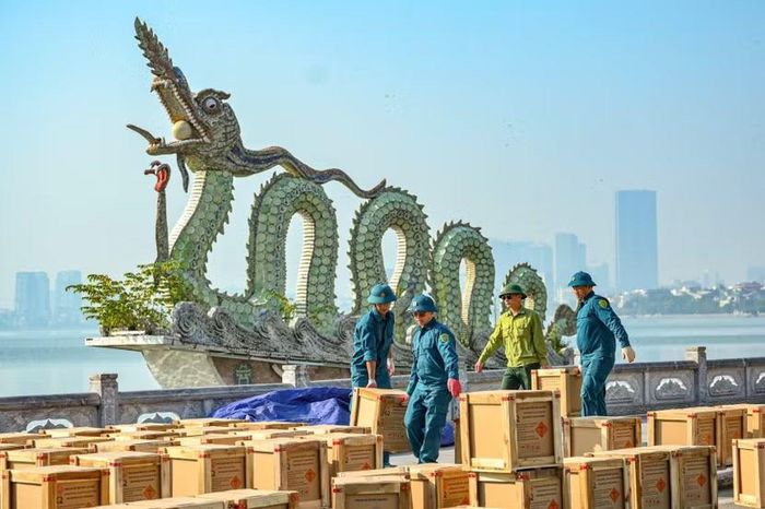 Lực lượng Dân quân tự vệ nhanh chóng vận chuyển các thùng pháo hoa từ xe xuống điểm tập kết, dưới sự hướng dẫn chặt chẽ của cán bộ Quân đội.