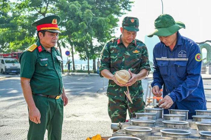 Nhóm sĩ quan Quân đội cùng nhân viên kỹ thuật kiểm tra kỹ lưỡng hệ thống ống phóng, đảm bảo mọi chi tiết đều hoàn hảo, an toàn tuyệt đối.
