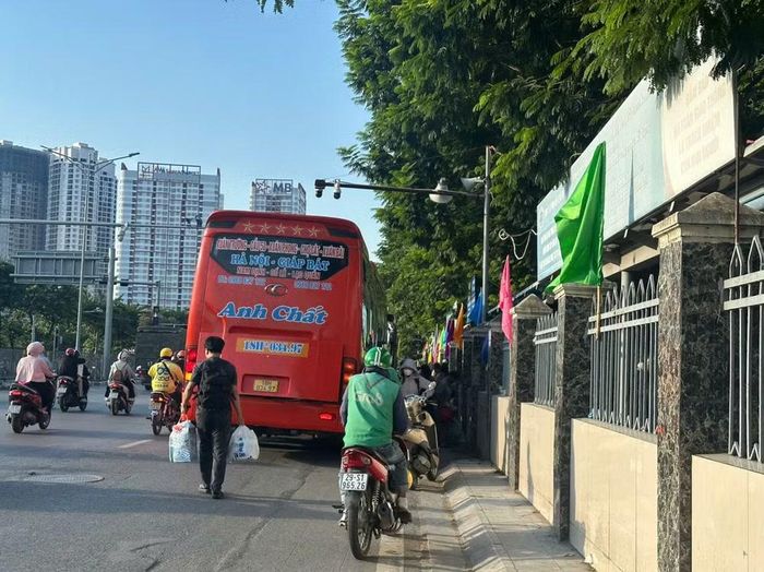 Nhiều xe trả khách ngay tại ngoài đường Giải Phóng.