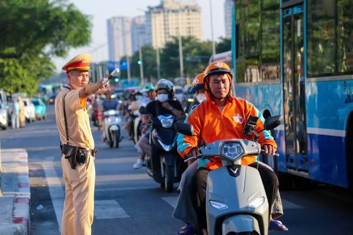 Tùy nhiên, nhờ sự chủ động phân luồng các xe tải lớn từ xa của CATP Hà Nội, giao thông đã không bị ùn ứ tính đến cuối chiều 2-9