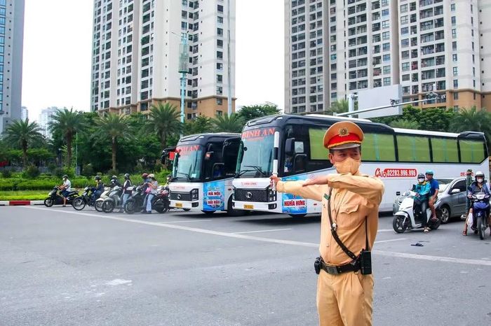 Khép lại kỳ nghỉ lễ Quốc khánh, những bước chân của cán bộ, chiến sĩ Công an Hà Nội vẫn tiếp tục trên từng tuyến phố, âm thầm giữ bình yên cho cuộc sống thường nhật của Thủ đô