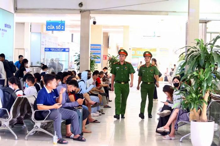 Lực lượng Công an tuần tra bên trong khu vực bến xe, chủ động nắm tình hình, phòng ngừa các hành vi vi phạm, bảo đảm ANTT cho hành khách