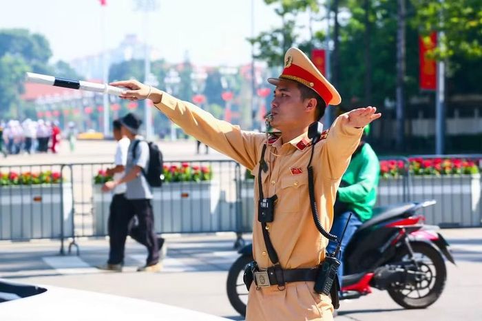 Cán bộ, chiến sĩ chủ động quan sát, nắm tình hình, kịp thời phát hiện và xử lý những vấn đề phát sinh tại địa bàn phụ trách