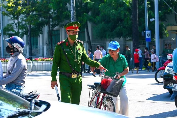 Giữa dòng người đông đúc, người cao tuổi luôn nhận được sự hỗ trợ kịp thời của cán bộ, chiến sĩ, để hành trình vui lễ thêm an toàn