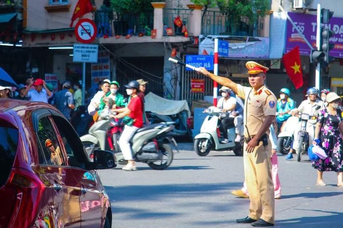 Phía sau những ngày nghỉ lễ bình yên là những ca trực không nghỉ của cán bộ, chiến sĩ Công an Hà Nội