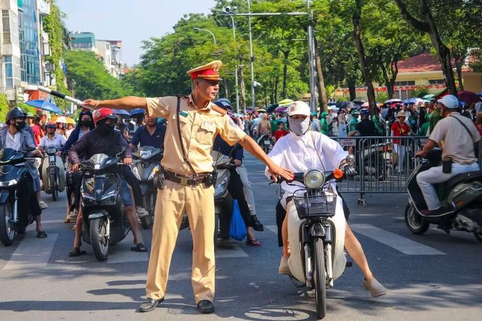 Sự chủ động, trách nhiệm của các lực lượng Công an góp phần để người dân Thủ đô và du khách có kỳ nghỉ lễ an toàn, bình yên