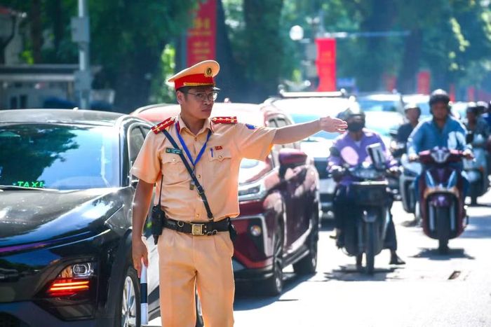 Hình ảnh cán bộ, chiến sĩ Công an Hà Nội bám đường trong suốt kỳ nghỉ lễ trở nên quen thuộc với người dân Thủ đô