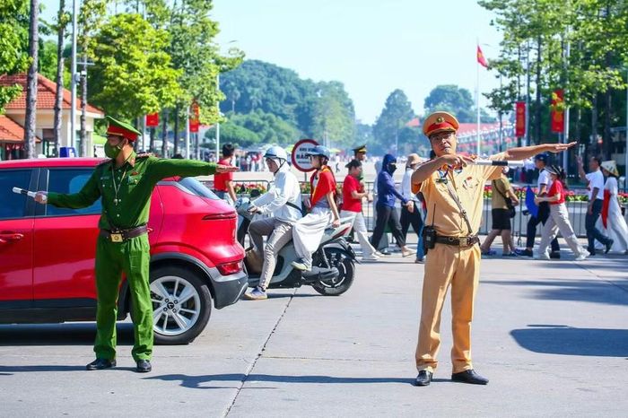 Các tổ công tác chủ động phân luồng từ xa, tạo điều kiện thuận lợi cho người dân và du khách di chuyển qua khu vực trung tâm