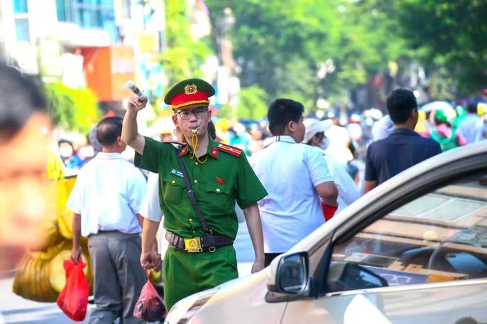Sự bình yên trong mỗi cuộc vui, mỗi hành trình của người dân có phần đóng góp từ những ca trực không nghỉ của lực lượng Công an Thủ đô