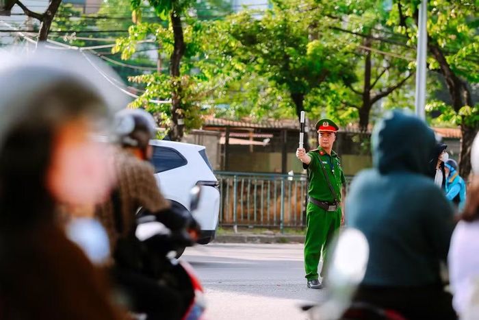 Các chiến sĩ làm nhiệm vụ trong dòng người đông đúc, góp phần giữ gìn hình ảnh Thủ đô văn minh, an toàn