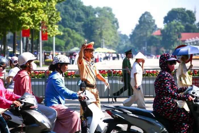 Dù thời tiết nắng nóng, cán bộ CSGT vẫn kiên trì làm nhiệm vụ tại các nút giao có lưu lượng phương tiện và người dân tăng cao