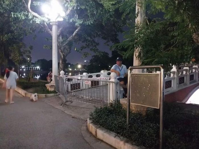Tuyến đường ven hồ hướng về Đảo Dừa được phong tỏa nghiêm ngặt.