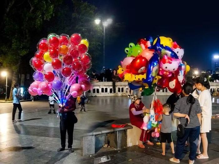Nhiều người bán đồ chơi trong Công viên Thống Nhất.