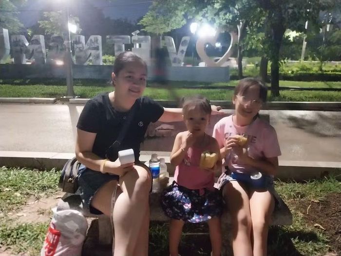 Mẹ con chị Huyền Anh rất háo hức.