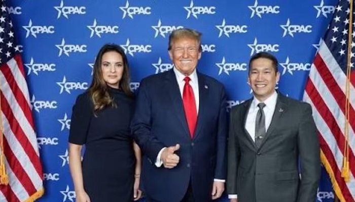 Trước khi giữ quyền Bộ trưởng Hải quân, ông Hùng Cao là Thứ trưởng Hải quân Mỹ. Ông được giao quyền điều hành lực lượng sau khi cựu Bộ trưởng John Phelan bị bãi nhiệm hồi tháng 4.