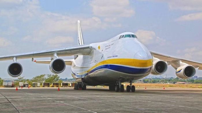 Trong quá trình đó, vì lý do chưa rõ, máy bay không người lái đã đâm vào cánh của máy bay vận tải An-124 Ruslan, nhưng rất may là không phát nổ.