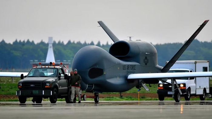 RQ-4 Global Hawk là UAV trinh sát tầm xa do tập đoàn Northrop Grumman của Mỹ sản xuất. Máy bay có tốc độ tối đa khoảng 630 km/h, trần bay 18.000 m và có thể hoạt động liên tục hơn 34 giờ.