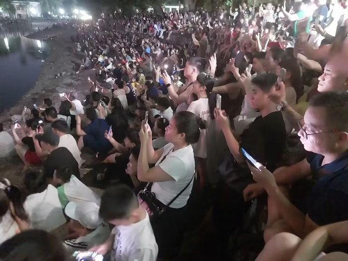 "Biển" người ngắm pháo hoa tại hồ Bảy Mẫu.