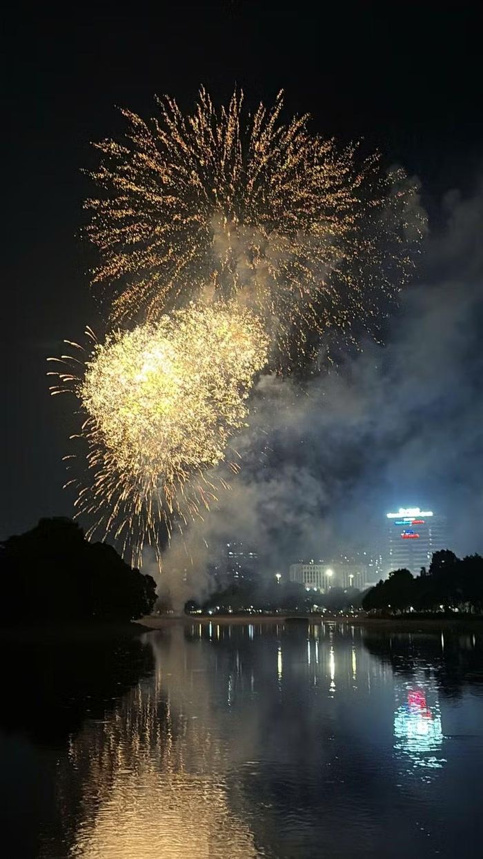 Ánh pháo hoa rực rỡ hòa cùng làn nước, tạo nên khung cảnh lung linh, huyền ảo.