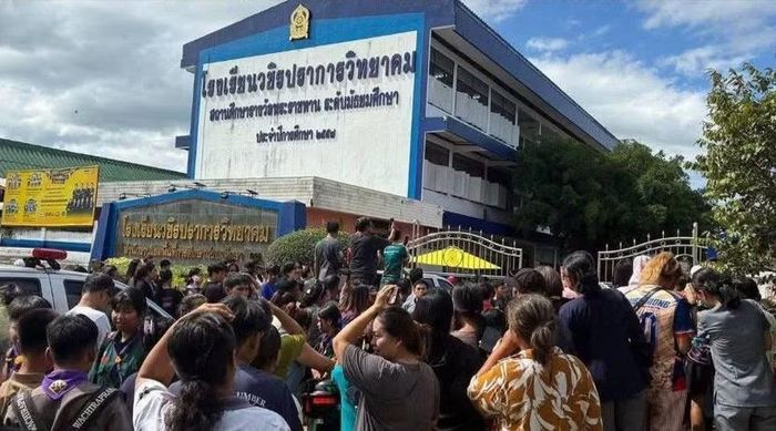 Các phụ huynh đến trường sau khi nghe tin về vụ xả súng