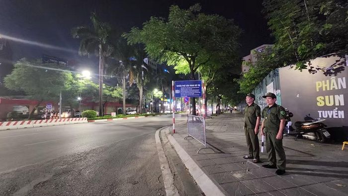 Lực lượng an ninh cơ sở làm nhiệm vụ trên đường Lê Đức Thọ