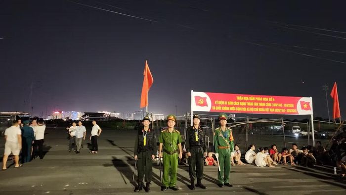 Lực lượng CATP Hà Nội và Bộ Tư lệnh Thủ đô làm nhiệm vụ bảo vệ trận địa pháo hoa