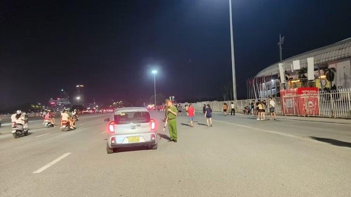 Nhắc nhở phương tiện không dừng đỗ gây ùn tắc giao thông