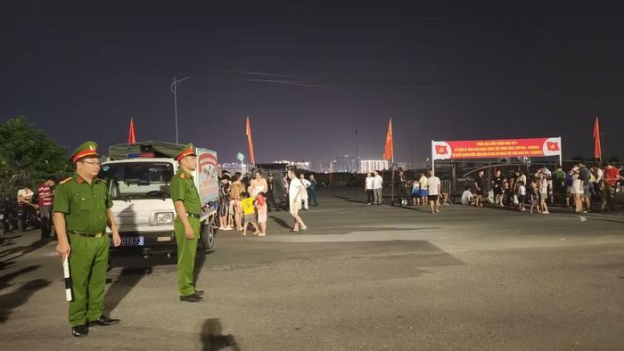 CBCS Công an phường Từ Liêm và các đơn vị nghiệp vụ CATP Hà Nội tham gia bảo vệ trận địa pháo hoa